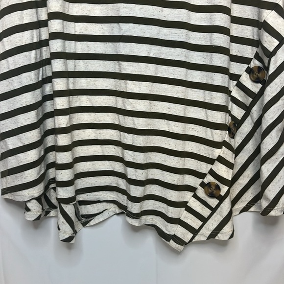 Women's Stylish and Comfortable Short Sleeve, Plus Size, Striped Top. Size 2X - Picture 8 of 12